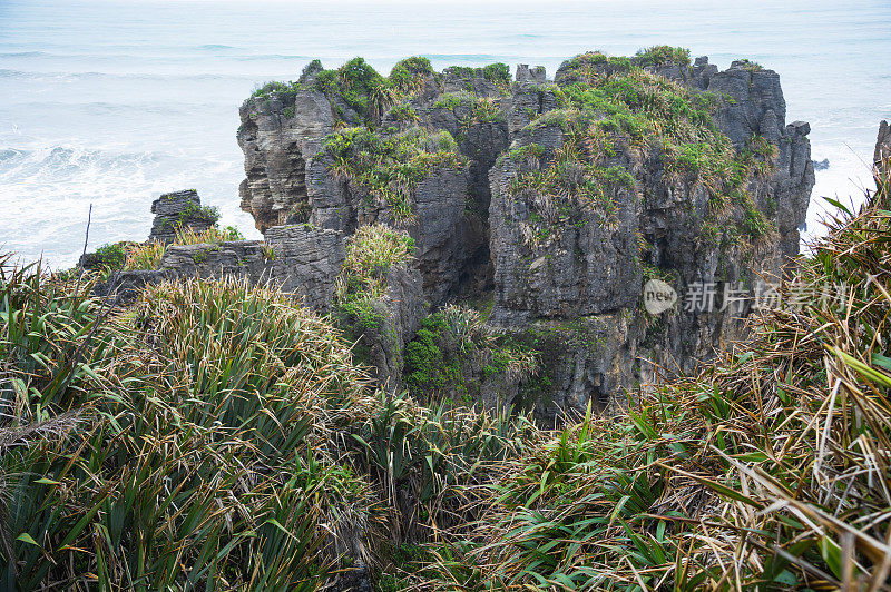 这是新西兰南岛Punakaiki地区的薄煎饼岩。