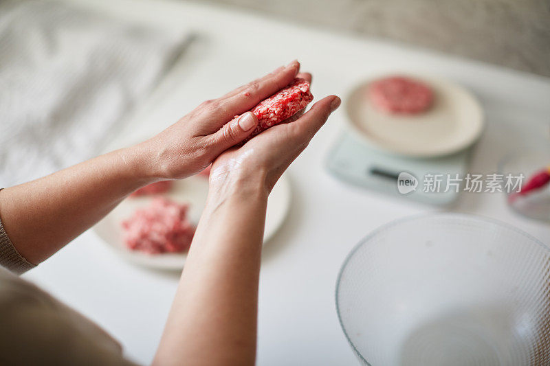 制作汉堡，绞碎的生肉手工塑形。自制的新鲜汉堡肉饼。