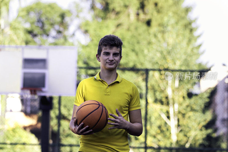 打篮球的少年