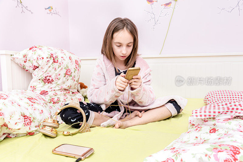 女孩在床上用手机电源给手机电池充电