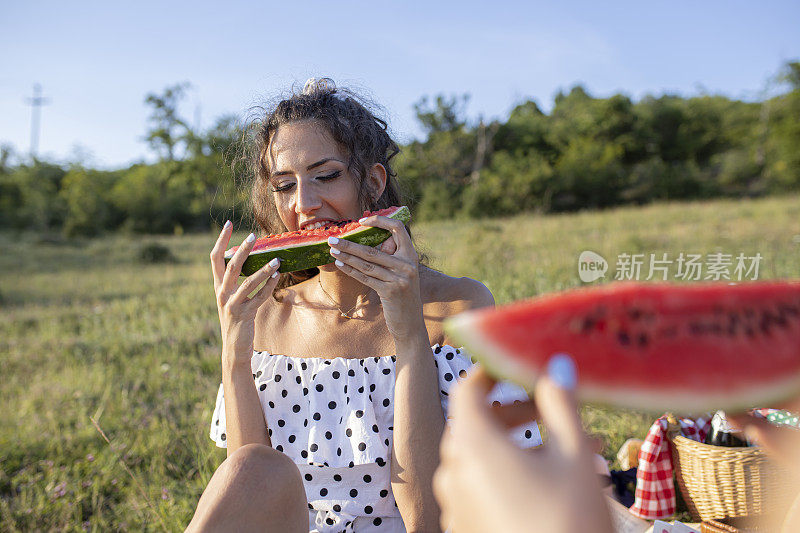 女孩在野餐中吃西瓜