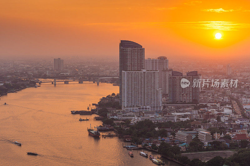 全景城市景观商业区在沙盘他信，silom，沙吞和湄南河，曼谷，泰国)从高空看高楼黄昏