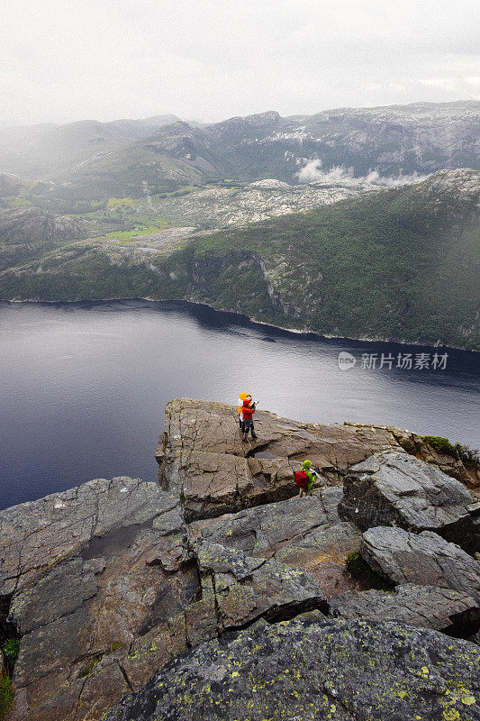 游客从布道石俯瞰挪威的吕瑟峡湾