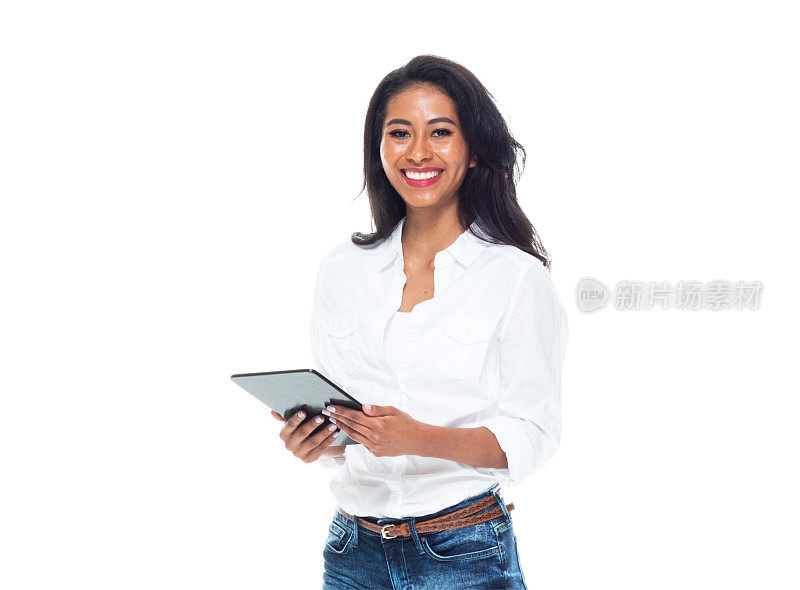拉丁美洲和西班牙裔女性站在白色背景前，穿着纽扣衬衫和使用数字平板电脑