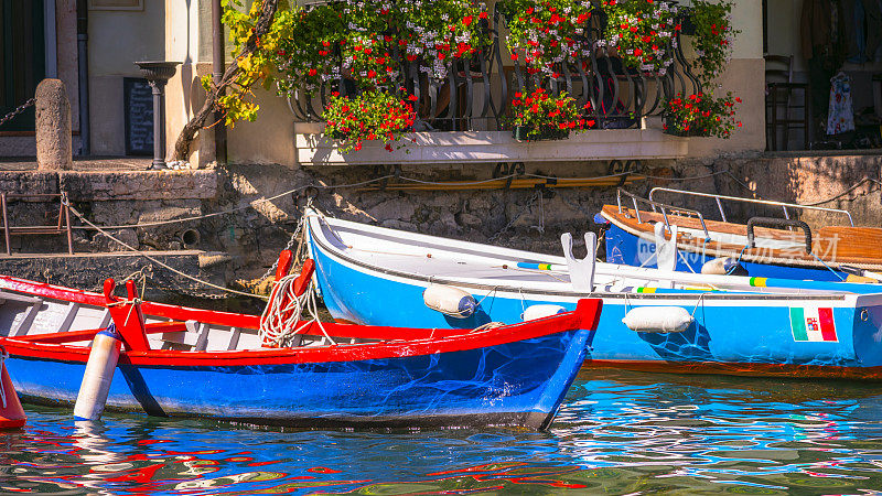 意大利加尔达湖南利蒙加尔达码头上的彩船