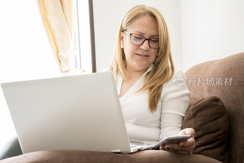 一名成年妇女在隔离期间用视频会议电脑。