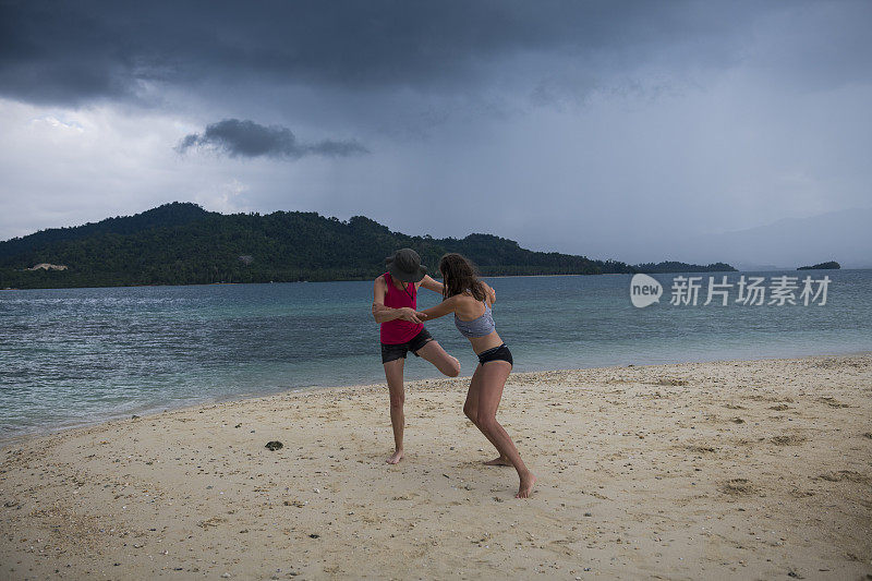 两个女人在海滩上打架