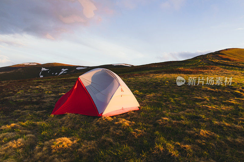 在明亮的夕阳下，可以看到美丽的山景