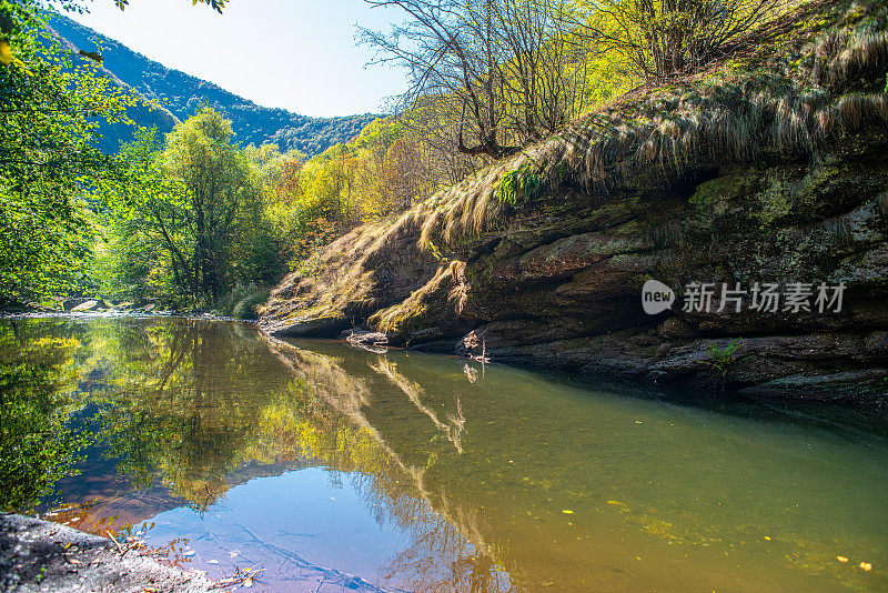 坦斯蒂卡峡谷或托普洛多尔斯卡河。美丽的小瀑布和红色的石头，被森林包围。塞尔维亚