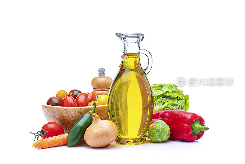 健康新鲜的彩色蔬菜和橄榄油瓶隔离在白色背景。
