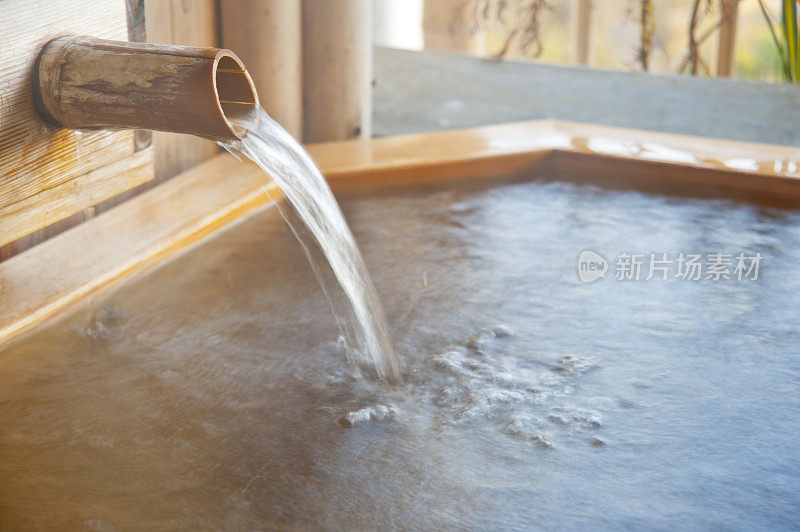 日本柏树制成的露天温泉浴