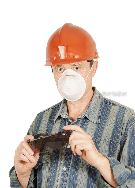 佩戴防护眼镜、头盔和呼吸器的工人