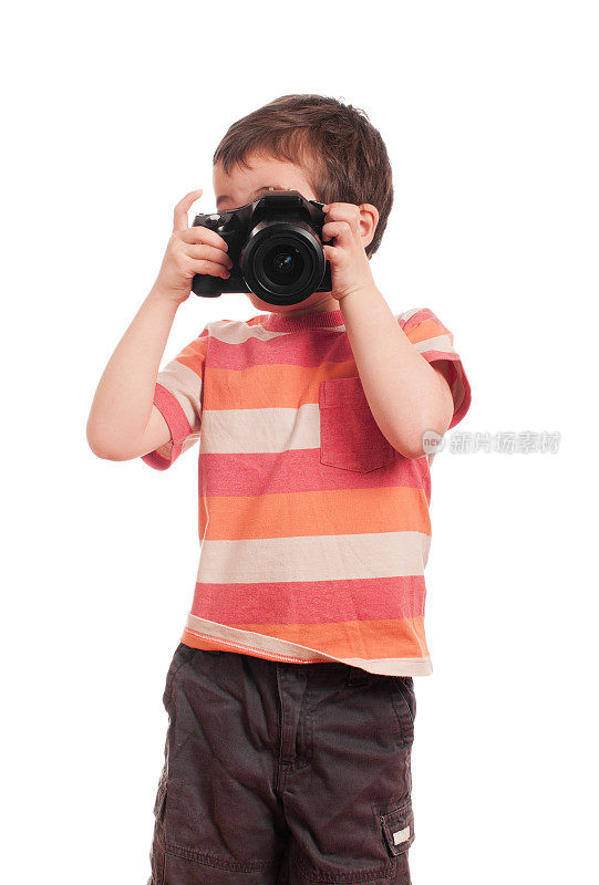 用单反相机的小男孩摄影师
