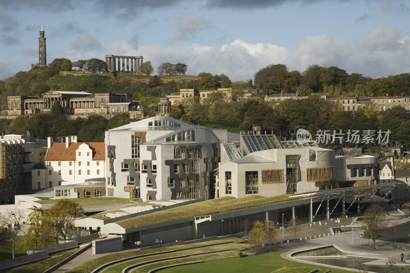 苏格兰议会大厦和爱丁堡的卡尔顿山。