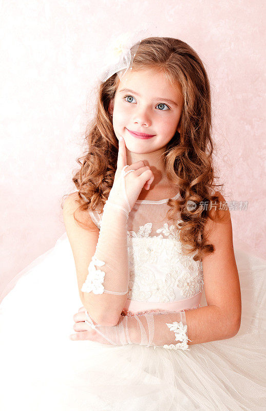 可爱的微笑小女孩是梦想在白色公主裙