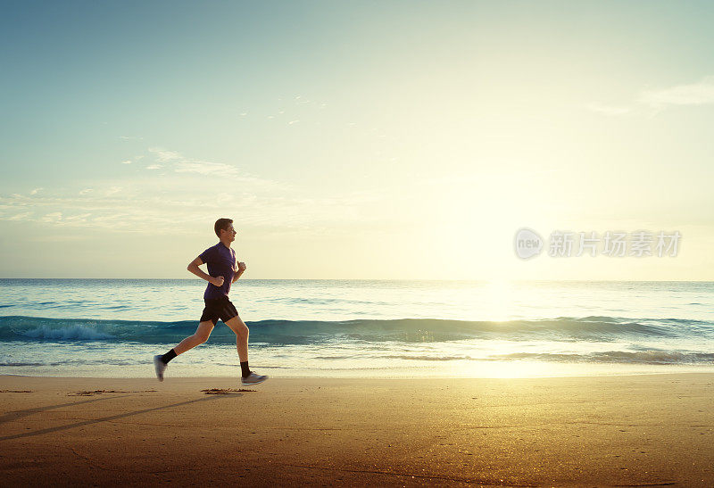 日落时分，在热带海滩上跑步的人