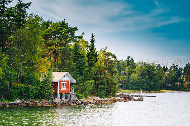 红色芬兰木浴桑拿木屋在夏天