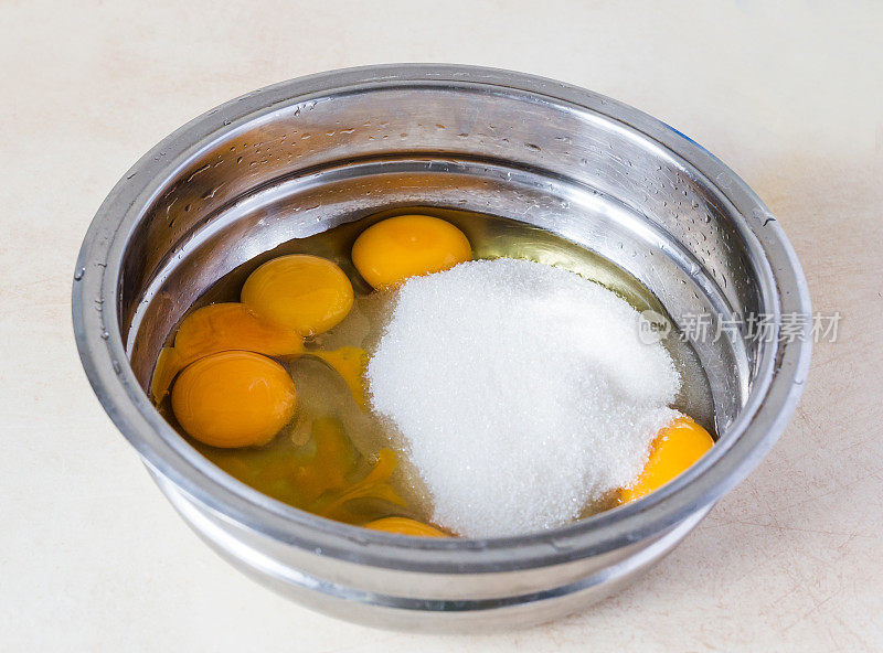鸡蛋和糖放入搅拌碗中