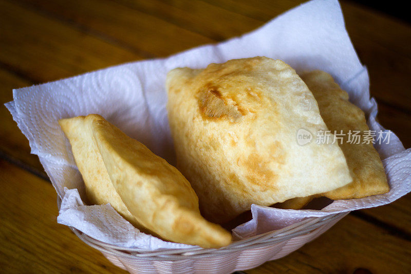 西南新墨西哥美食:Sopapillas篮子(特写)