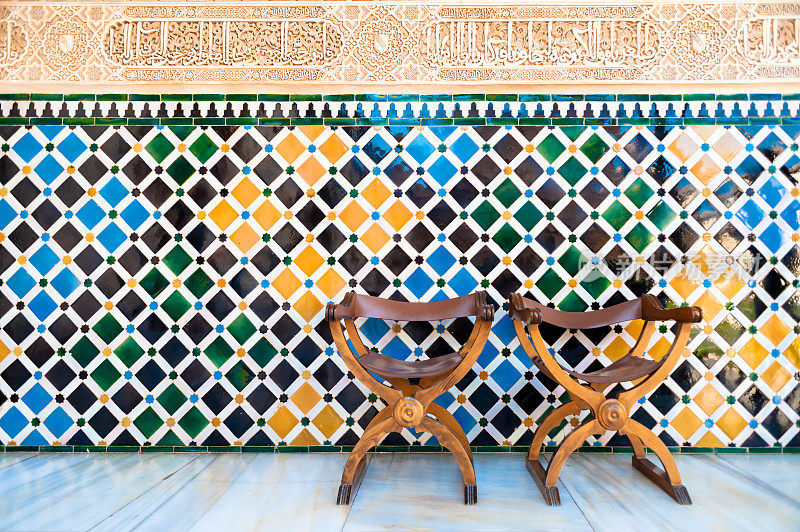 阿拉伯瓷砖图案墙和椅子