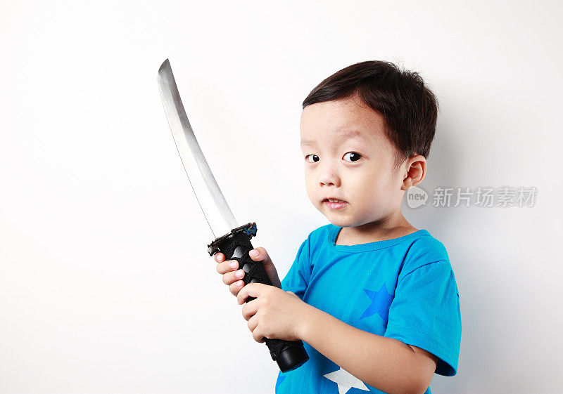 孩子们在玩武士刀