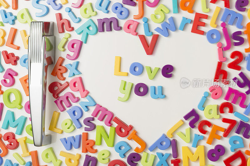爱你的磁性字母在冰箱门里面心形