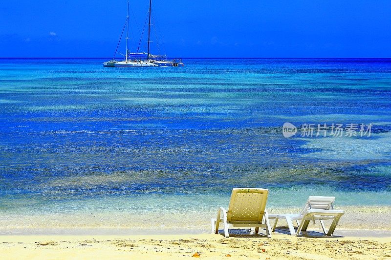 热带天堂般的放松:椅子，绿松石加勒比海滩，游艇，轮船