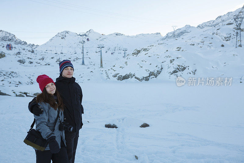 徒步旅行者十几岁的男孩和女孩享受在雪山冰川