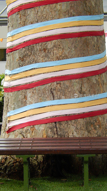 伦敦梧桐树干装饰丝带，树座，人造草皮