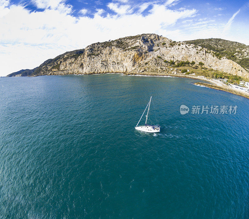 帆船海上鸟瞰图海滩山拷贝空间