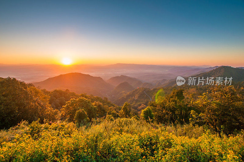 泰国北部的全景日落山景