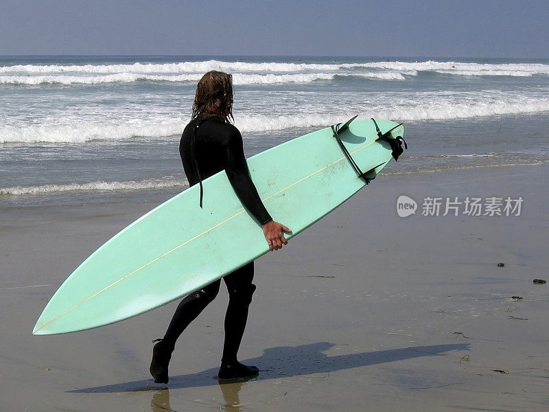 海滩上的冲浪者