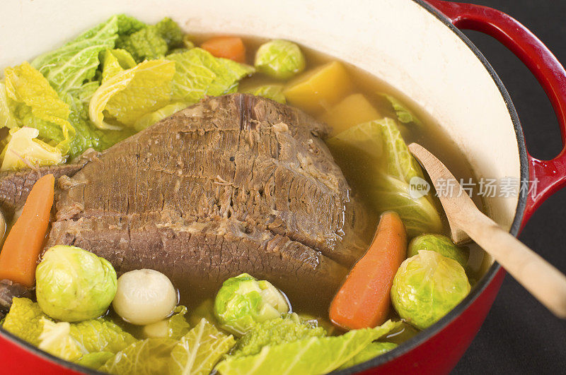红汤锅配自制的咸牛肉和蔬菜