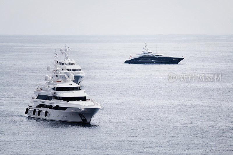 摩纳哥附近的海上有三艘大型超级游艇