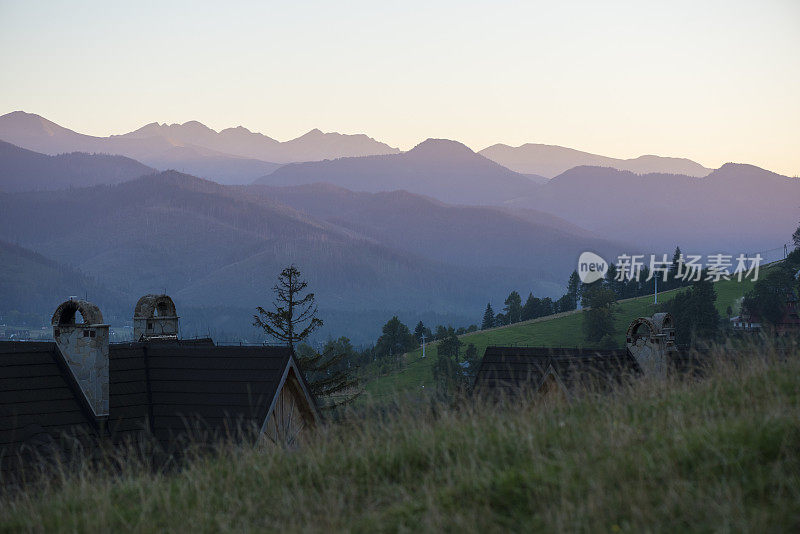 波兰Zakopane山上的日落