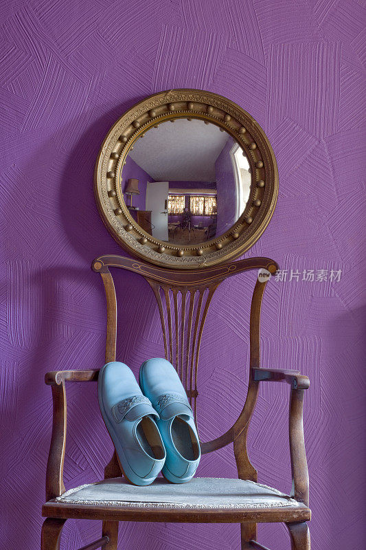 镜子,鞋子,椅子
