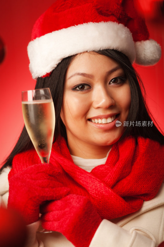 圣诞女孩模特在圣诞节主题特写香槟