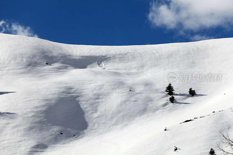 帕索罗尔山口的雪地