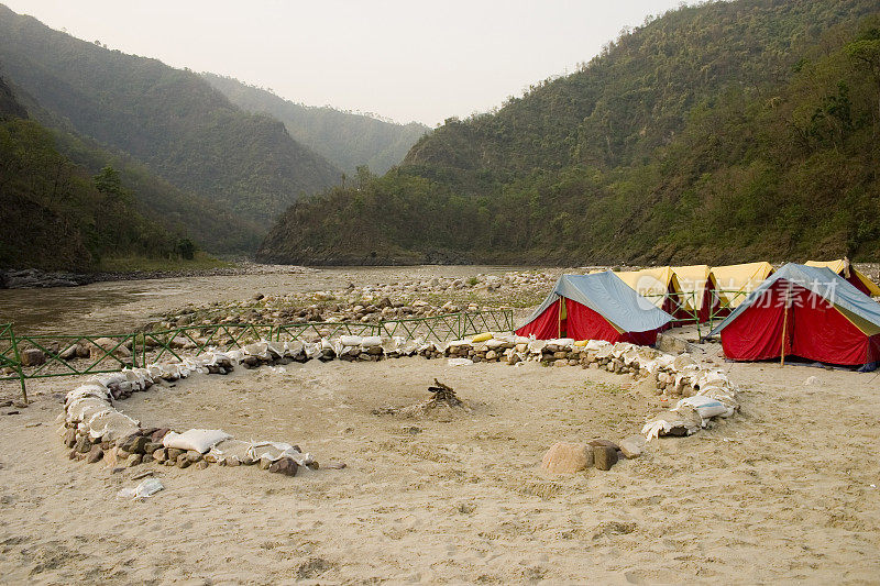 营地位于印度瑞诗凯诗恒河岸边