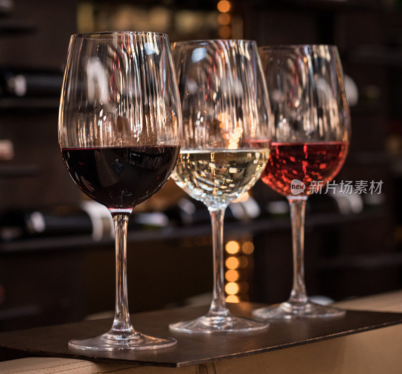 三杯葡萄酒:红的、白的和玫瑰的