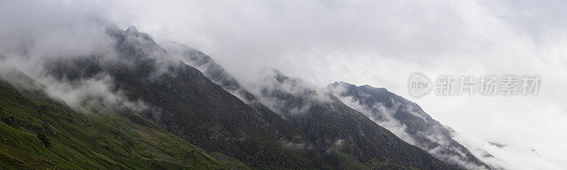 苏格兰山雾缭绕格兰科高地全景图