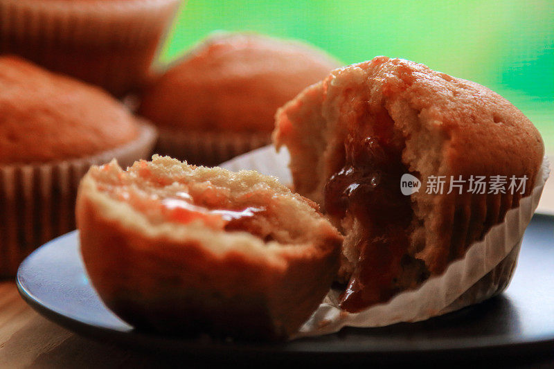 打开松饼馅在一个温暖的灯光早餐场景