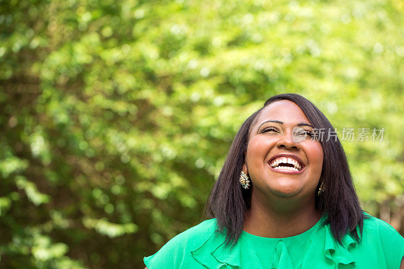 快乐的非裔美国妇女在笑