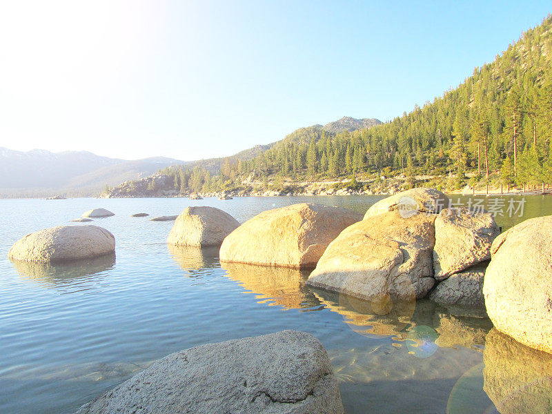 太浩湖的岩石岸线