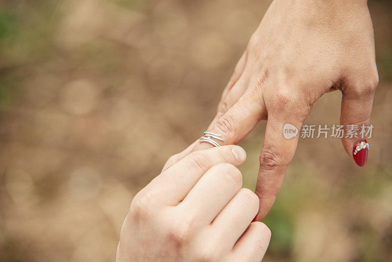 新郎把结婚戒指戴在新娘的手指上