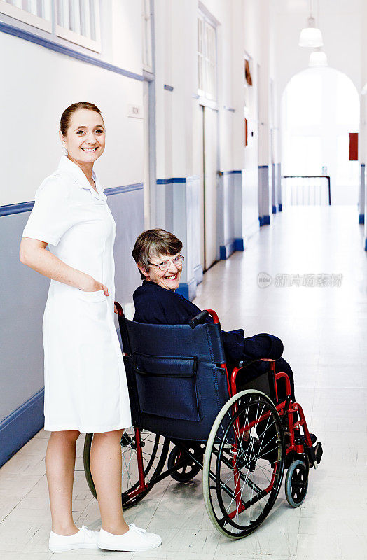 微笑护士车轮快乐患者轮椅;生活是美好的!