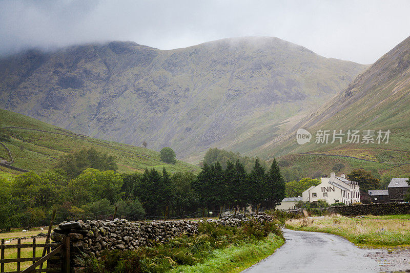 英国废水湖区附近的下雨的路边客栈