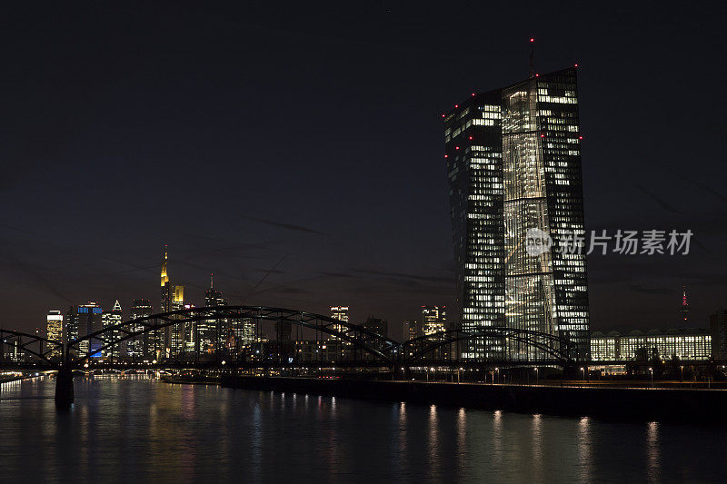 欧洲中央银行在夜间-河主和天际线