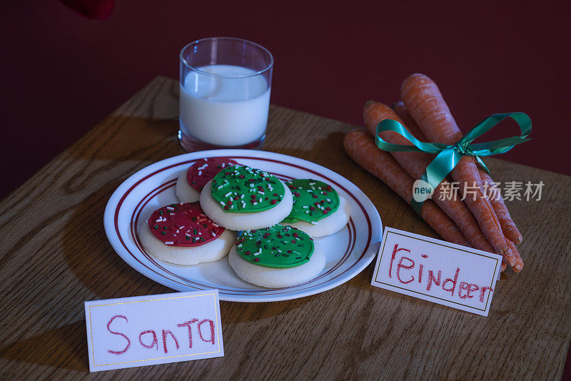 牛奶和饼干送给圣诞老人，胡萝卜送给他的驯鹿