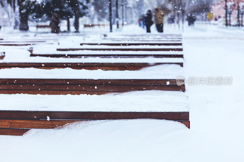 伊斯坦布尔遭遇严重暴风雪后被大雪覆盖